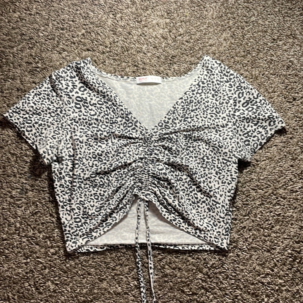 This shirt is in size small , cheetah print and no stains !!